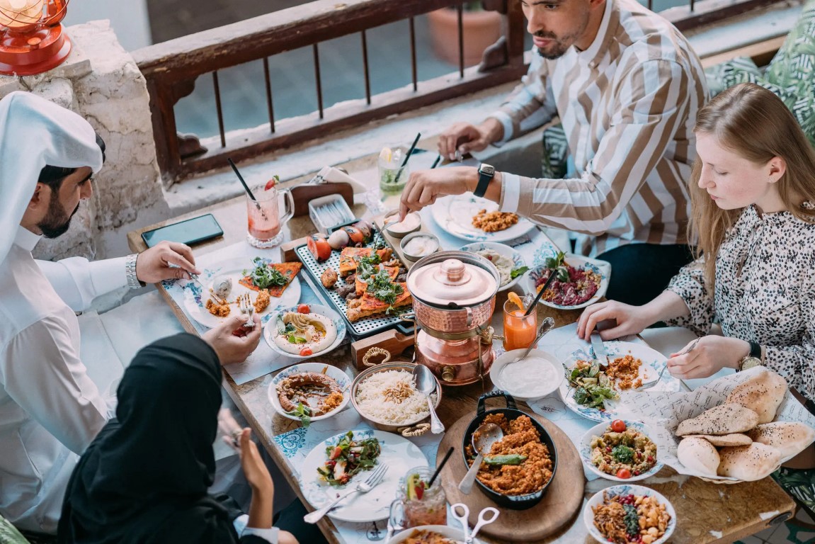 غذاهای سنتی قطری در یک مجلس: یک برخورد فرهنگی صمیمانه